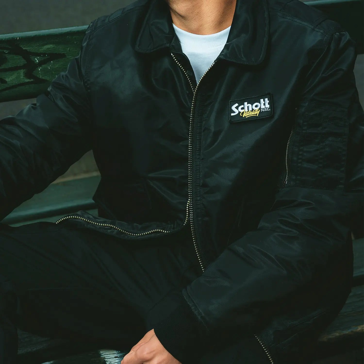 bomber schott x vitality noir et jaune lifestyle