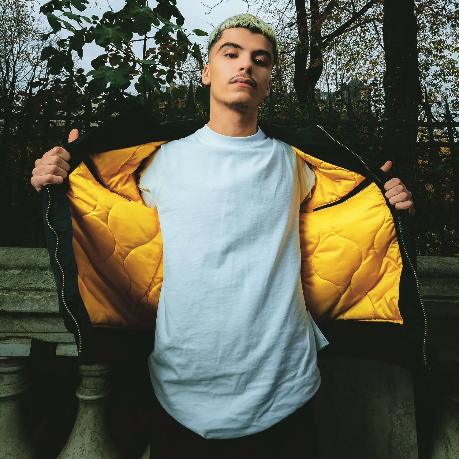 bomber schott x vitality noir et jaune ilian lifestyle