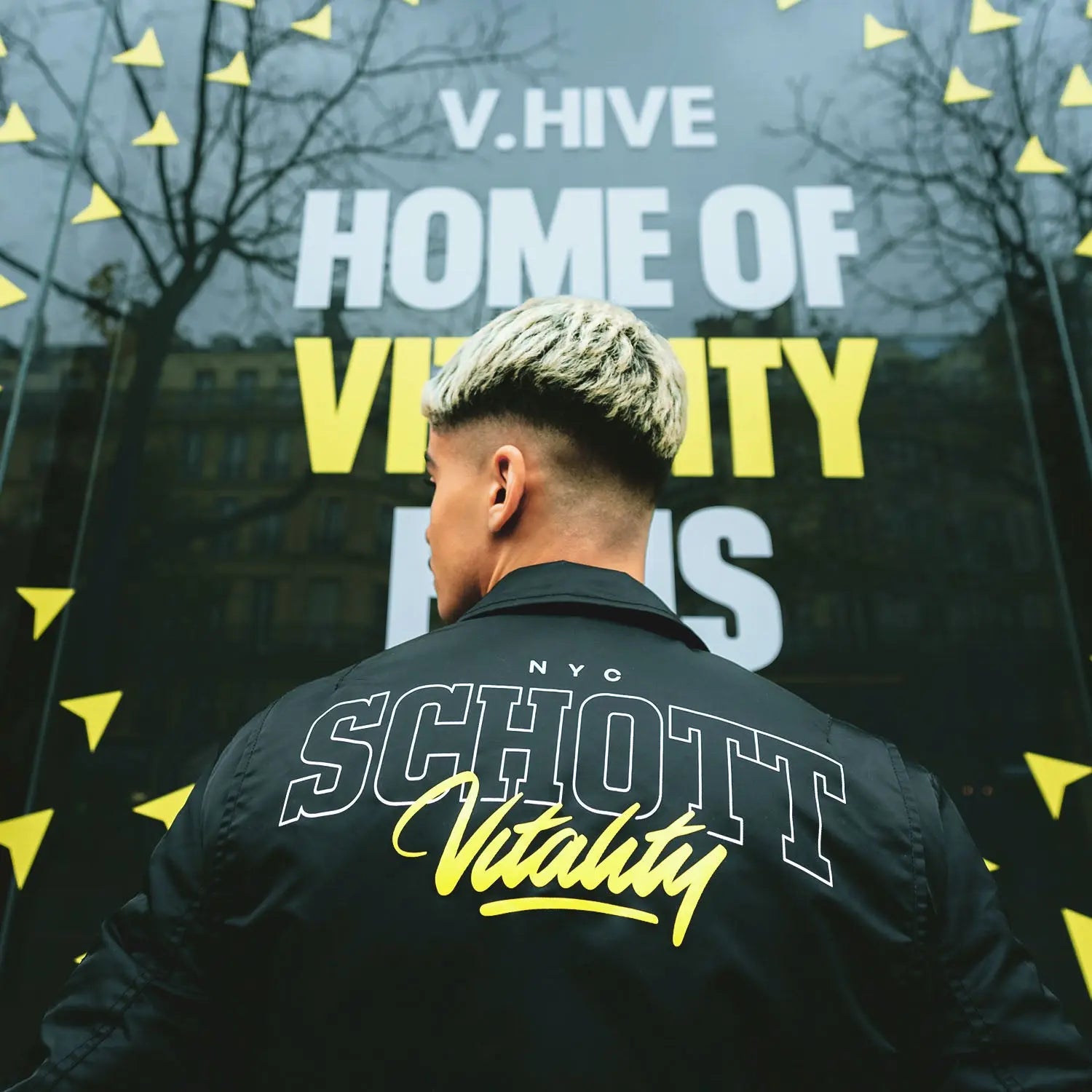 bomber schott x vitality noir et jaune porté ilian