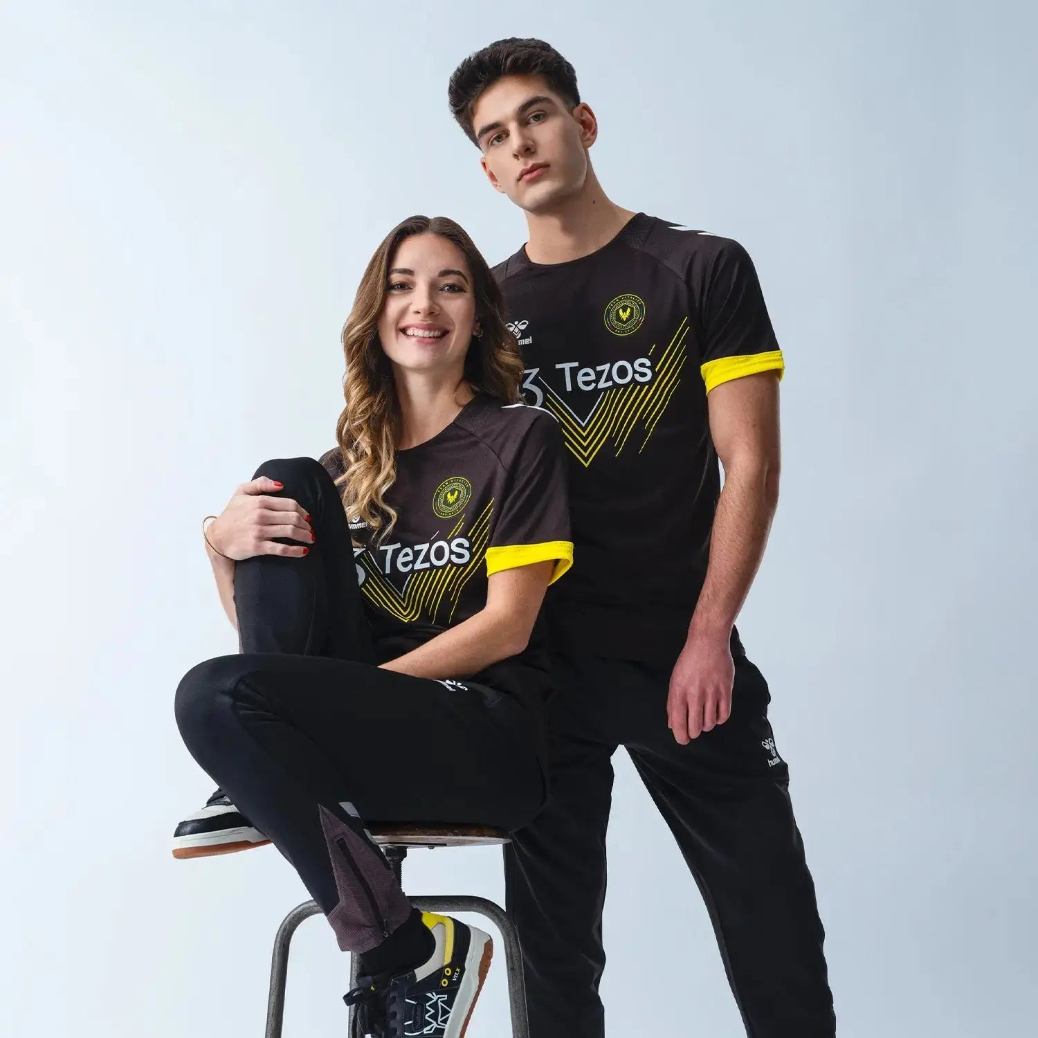 Maillot eSport Vitality 2024 Prokit porté par deux personnes