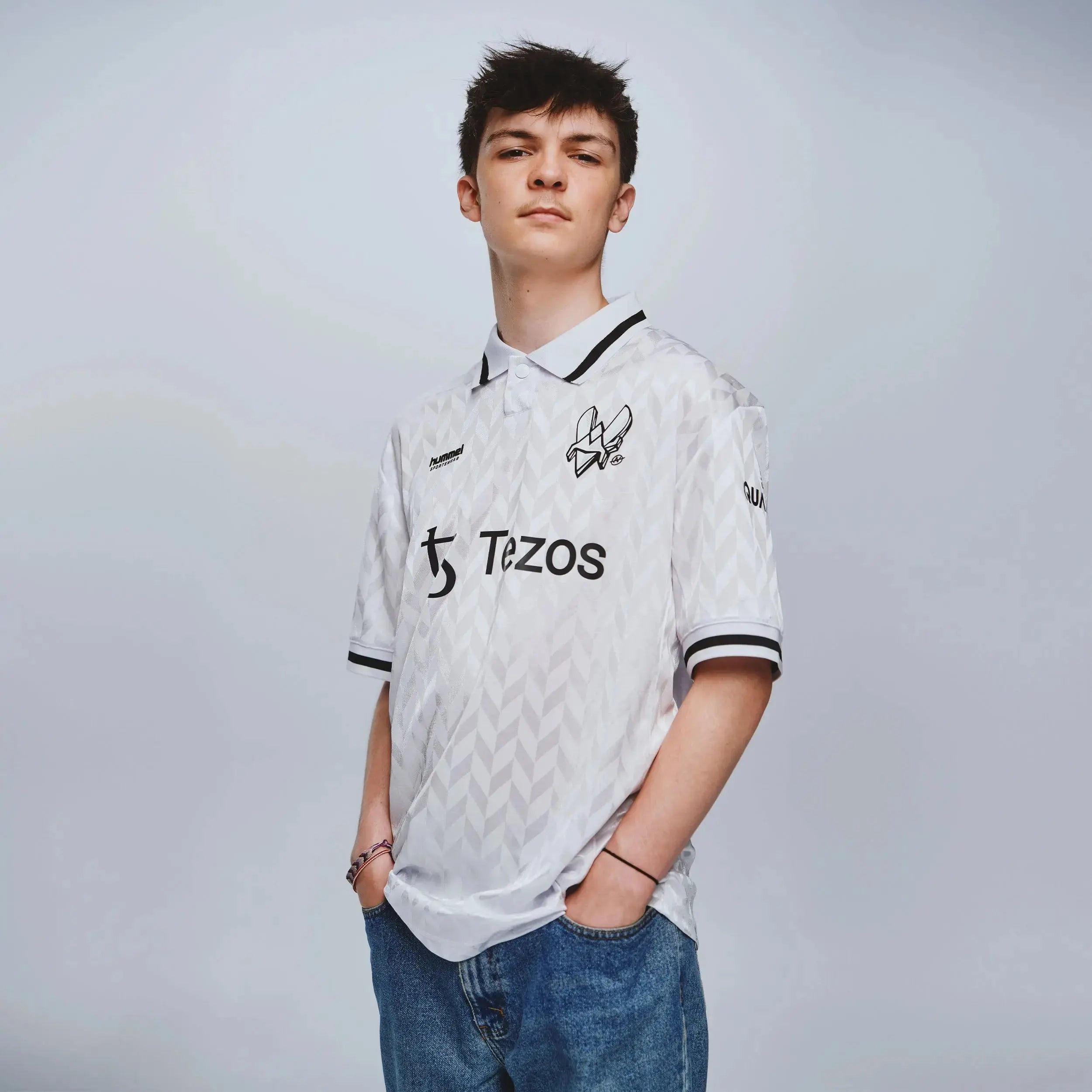Zen portant le maillot alternate 2024 de vitality vue 3/4