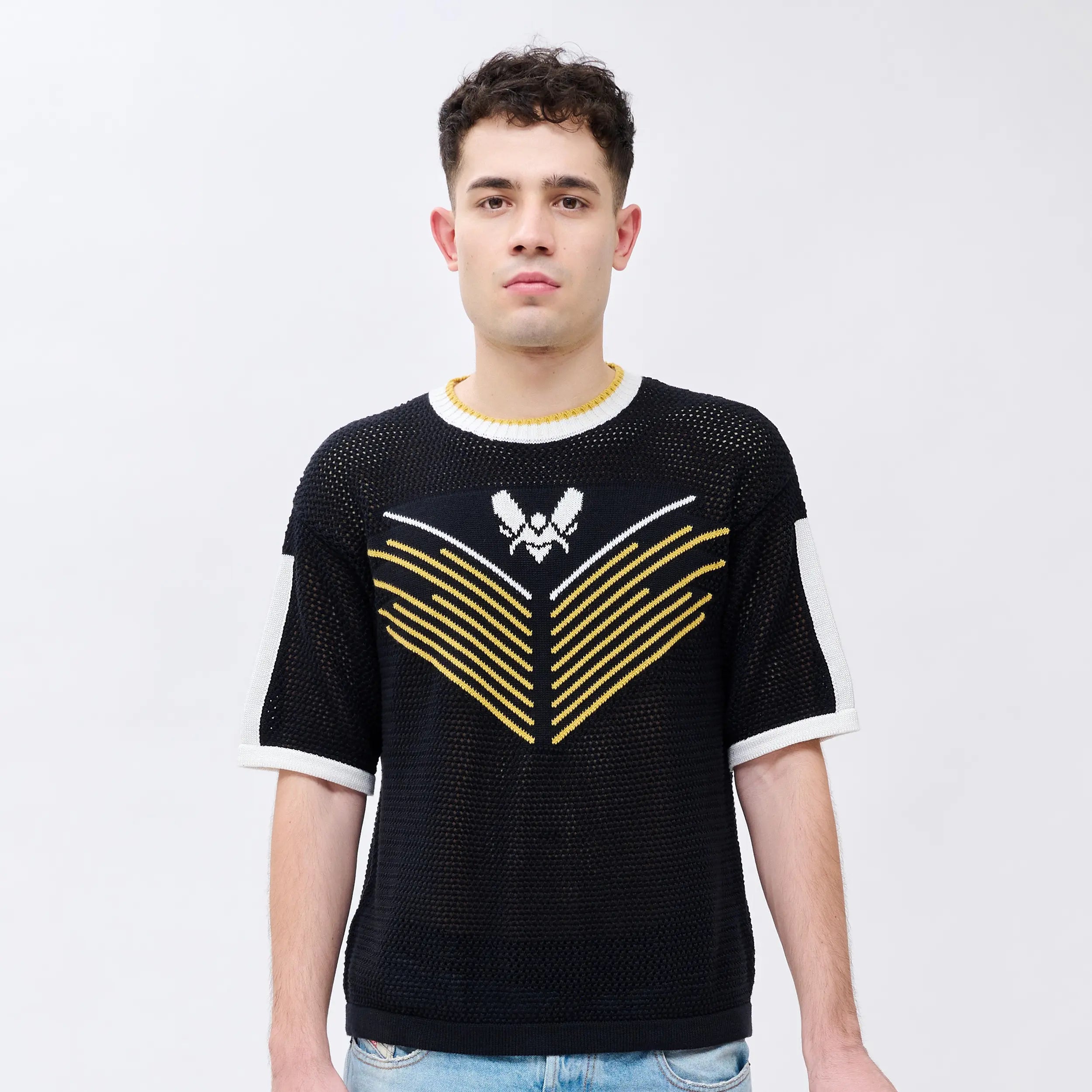 t-shirt vitality x miasin noir et jaune porté