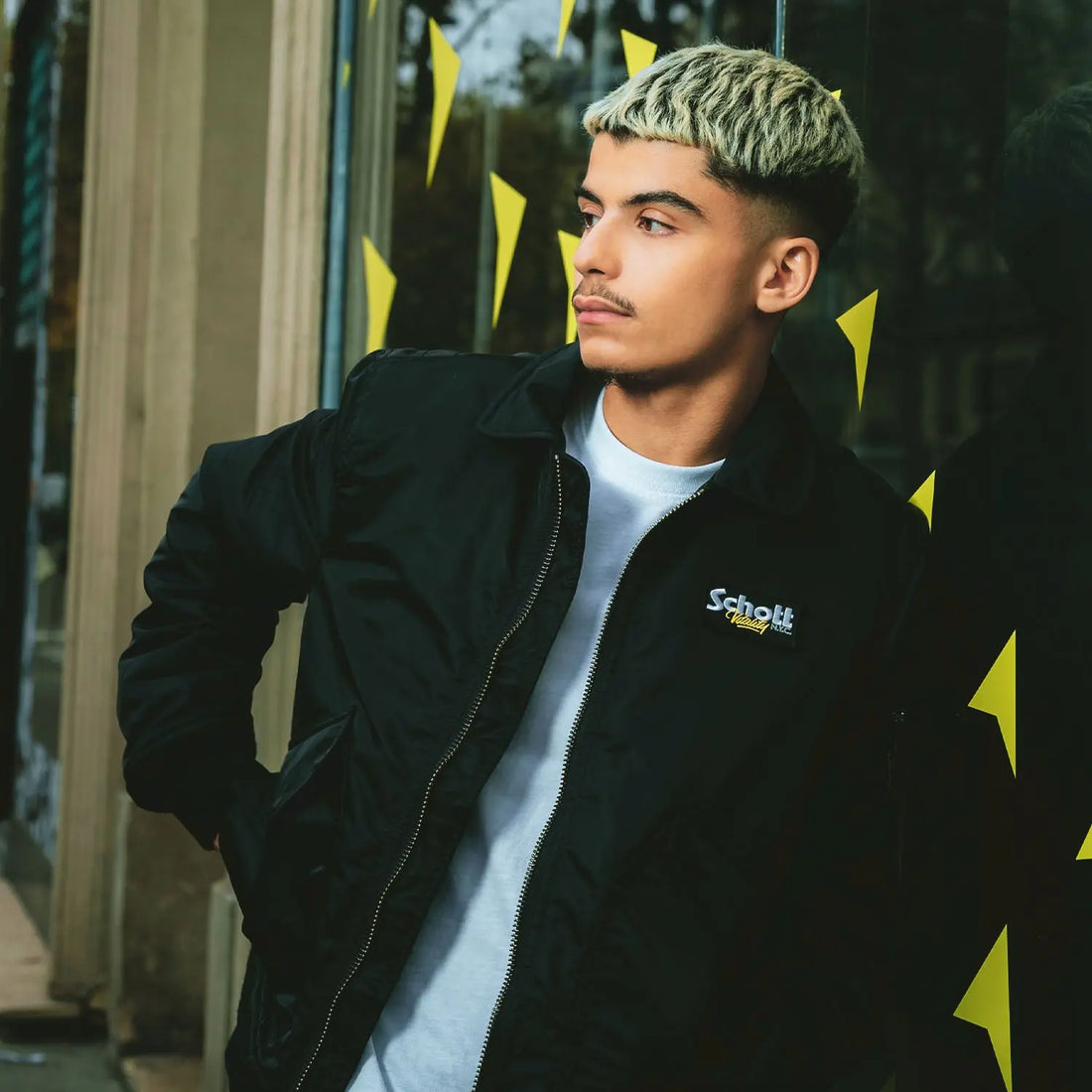bomber schott x vitality noir et jaune porté lifestyle