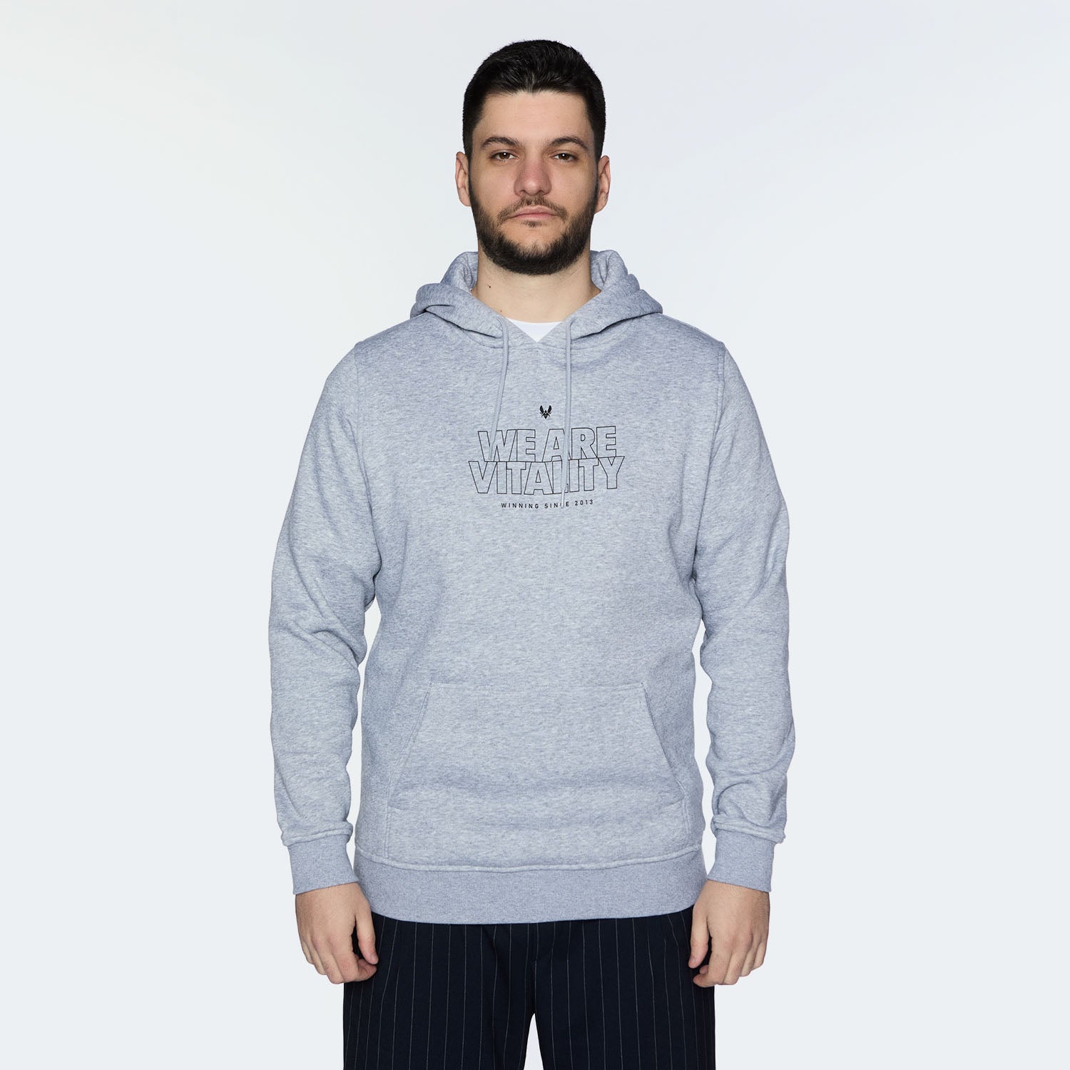 Hoodie Vitality Essentials 2024 gris porté Fuury