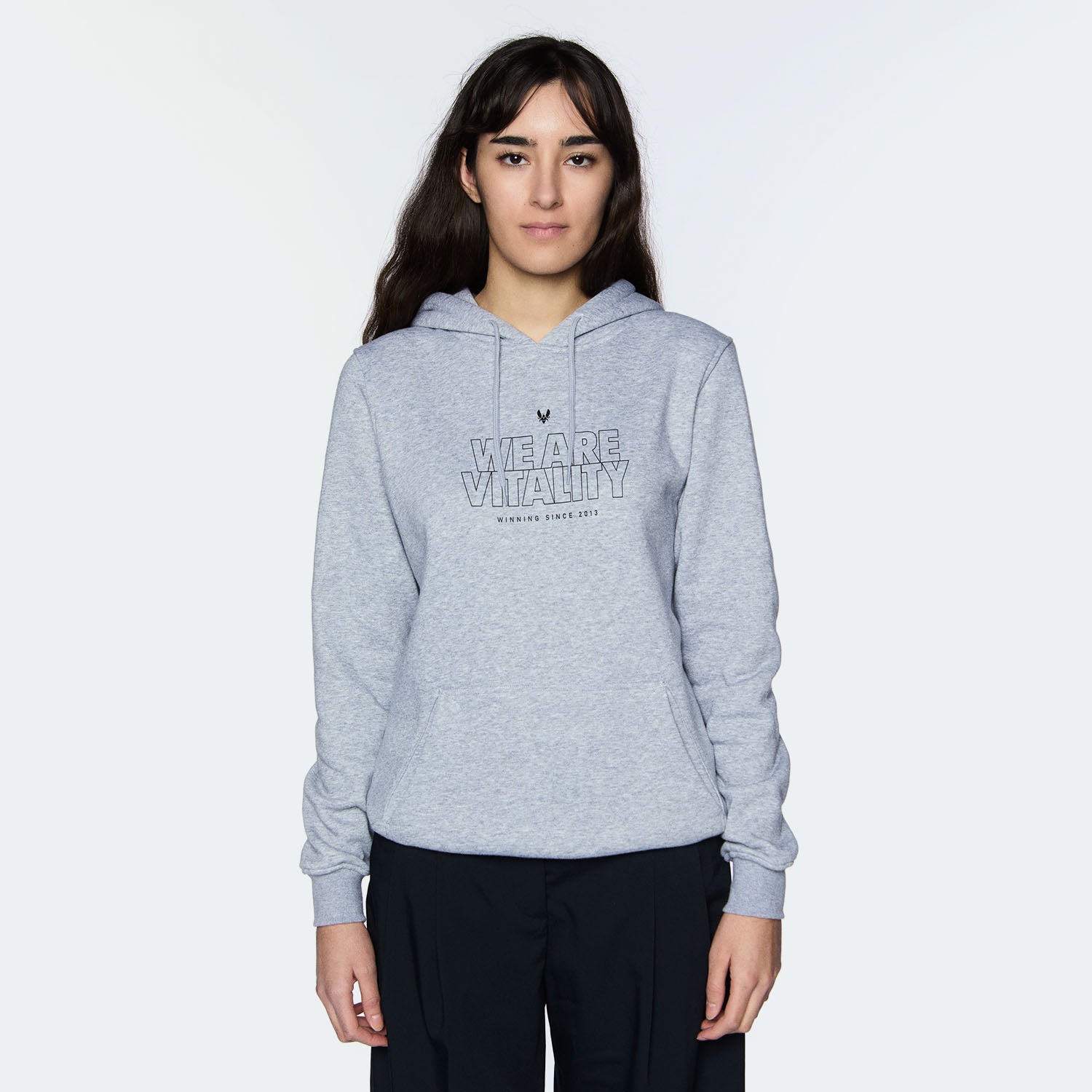 Hoodie Vitality Essentials 2024 gris modèle de face