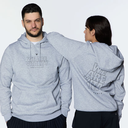 Hoodie Vitality Essentials 2024 gris porté par deux personnes