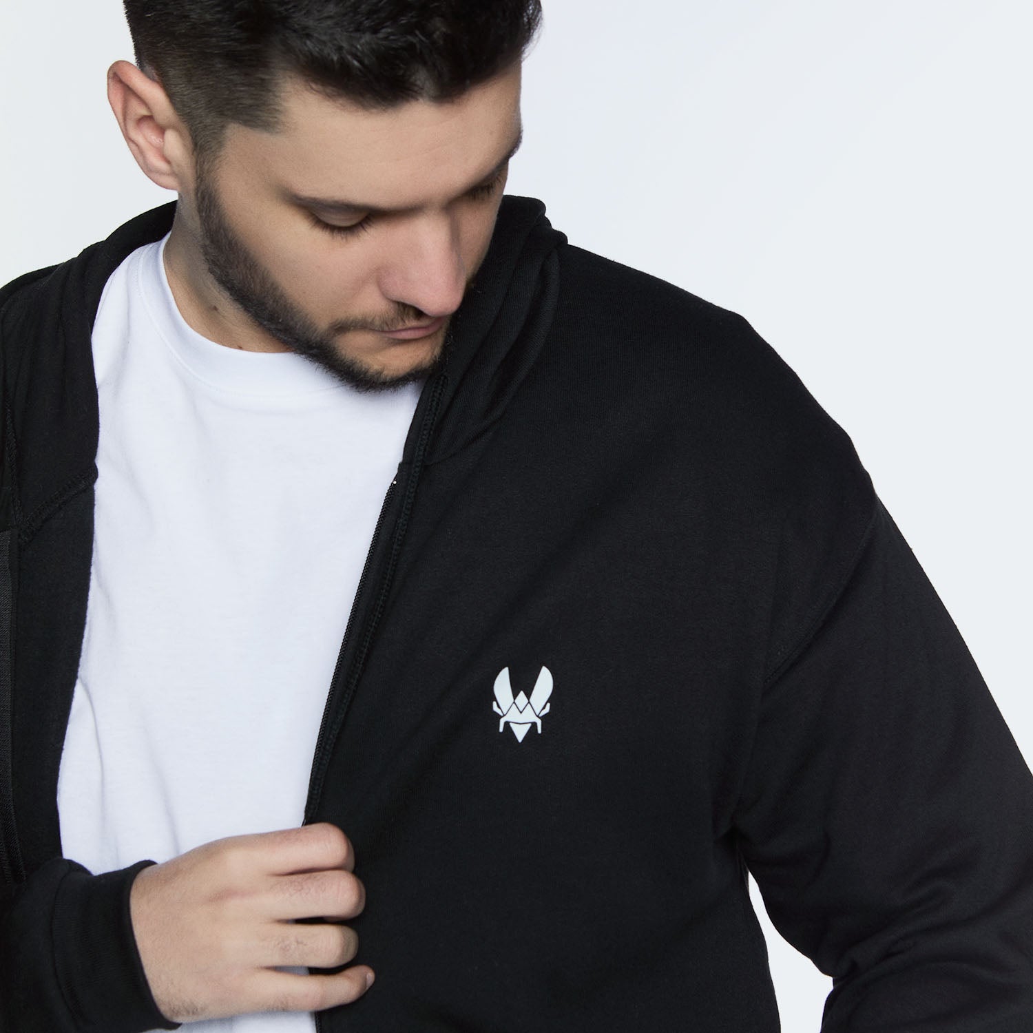 hoodie à capuche noir essential vitality zoom sur le logo