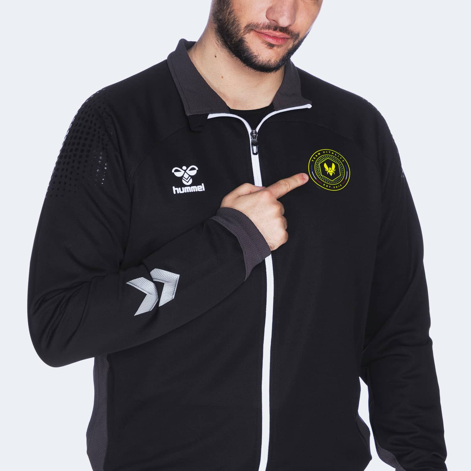 Veste Pro Kit Vitality Noir portée par Fuury