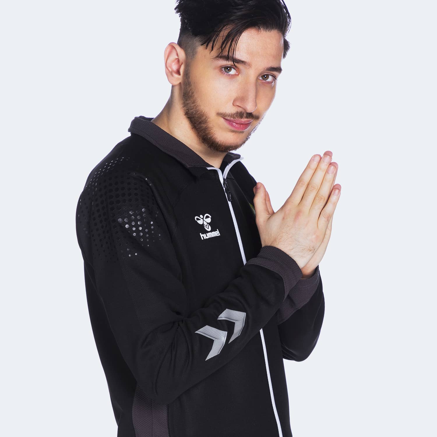 Veste Pro Kit Vitality Noir portée par KaffWorld