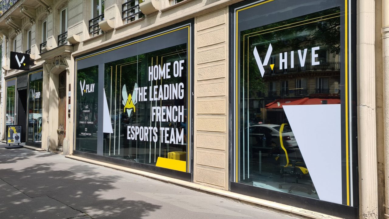 Vue de la vitrine extérieure de V.Hive à Paris