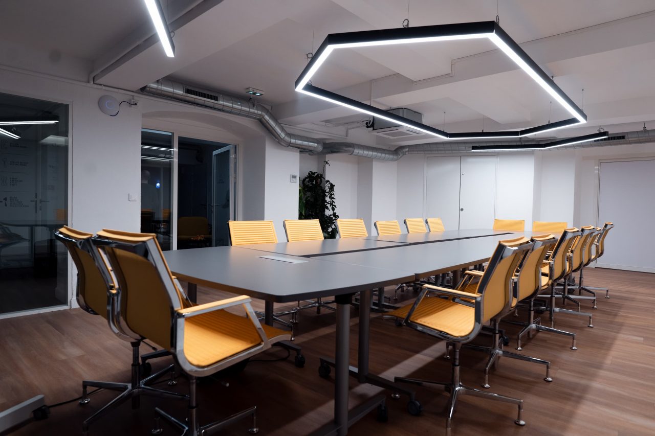 Salle boardroom à V.Hive bureau en longueur gris et chaises jaunes