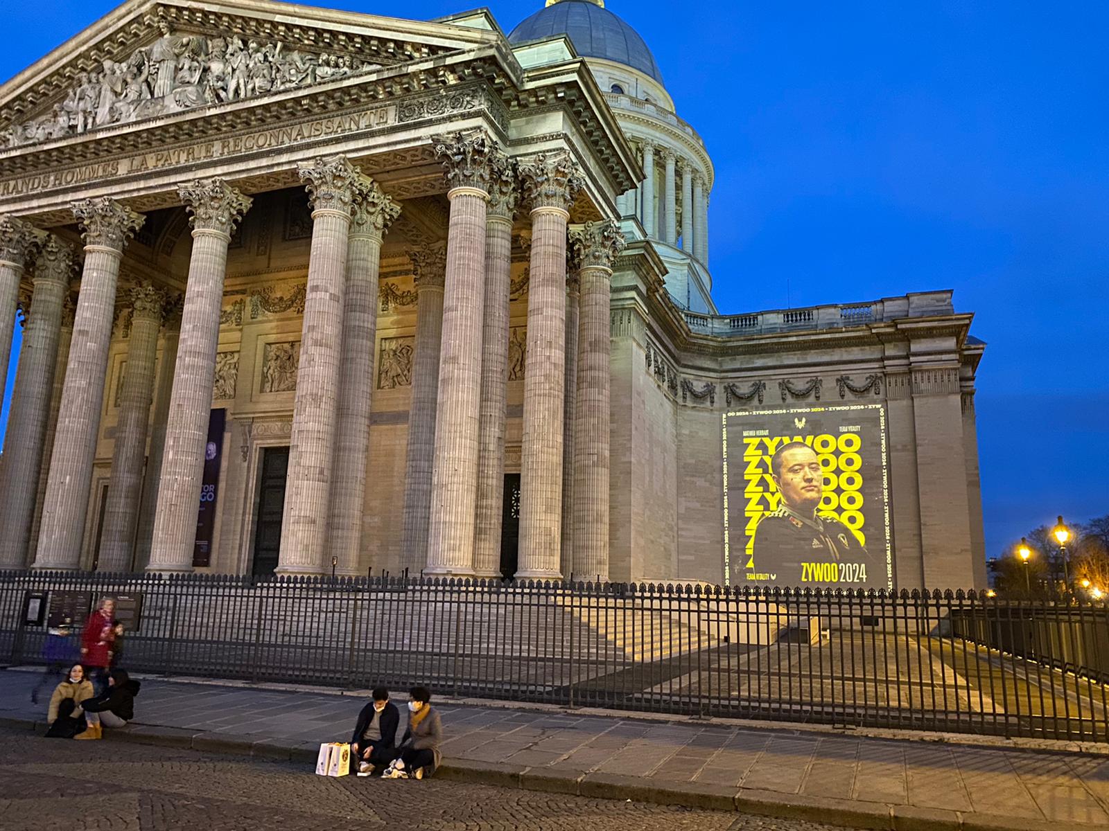 Photo de Zywoo projeté sur le Panthéon de Paris